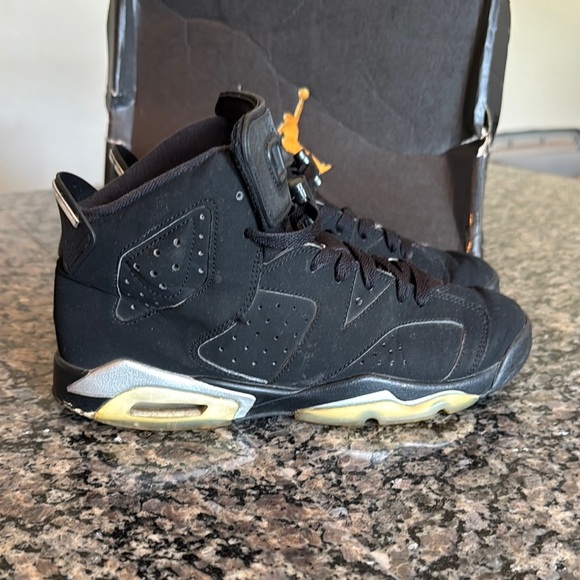 Jordan Black and Gold High-Top Sneakers 7Y - Picture 5 of 12